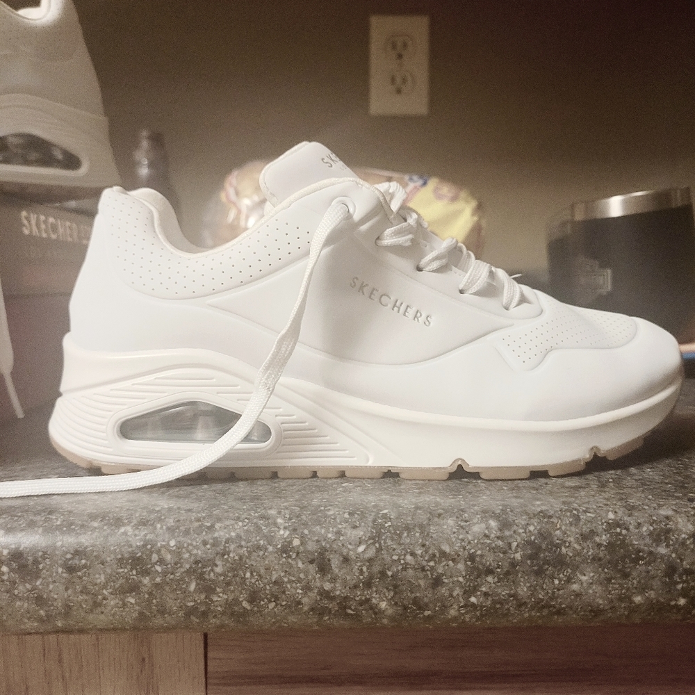 Sketchers Los Angeles Womens Size 8 Sneakers